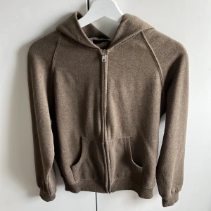 Grön zip hoodie  - En grön zip hoodie från märket pop boutique england. Tröjan i sig är i perfekt skick men snörena till luvan har dessvärre lossnat. (Se bild). Skriv vid funderingar!