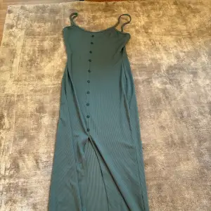 Grön klänning storlek XS