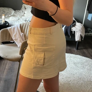 Cargo Kjol - Jätte snygg cargo kjol som är använd fåtal gånger💓