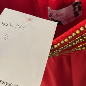 Cocktailklänning - Helt ny klänning 