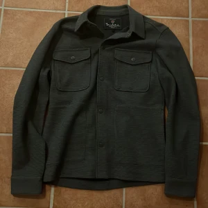 Bondelid overshirt - Bondelid overshirt som aldrig är använd i nyskick i storlek s 