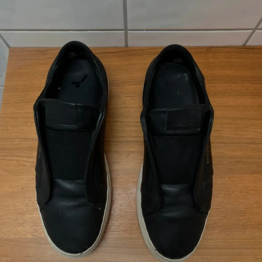 Axel Arigato skor som är i ett bra skick. De är väldigt snygg och nypris är 2500-3000kr. . Skor.