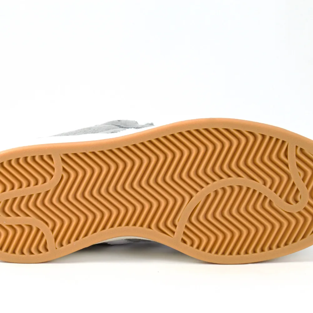 (Repost pga flera sizes) Populäraste skorna just nu🤩 Size: 40 2/3‼️Pris: 1549kr 🤝Skick: DS (Nya)🔥Kvitto,  äkthetsbevis samt originalbox medföljer✅ Meddela gärna för mer information eller bilder🤝Bilderna blev inzoomade, dm för ej inzoomade bilder✅. Skor.
