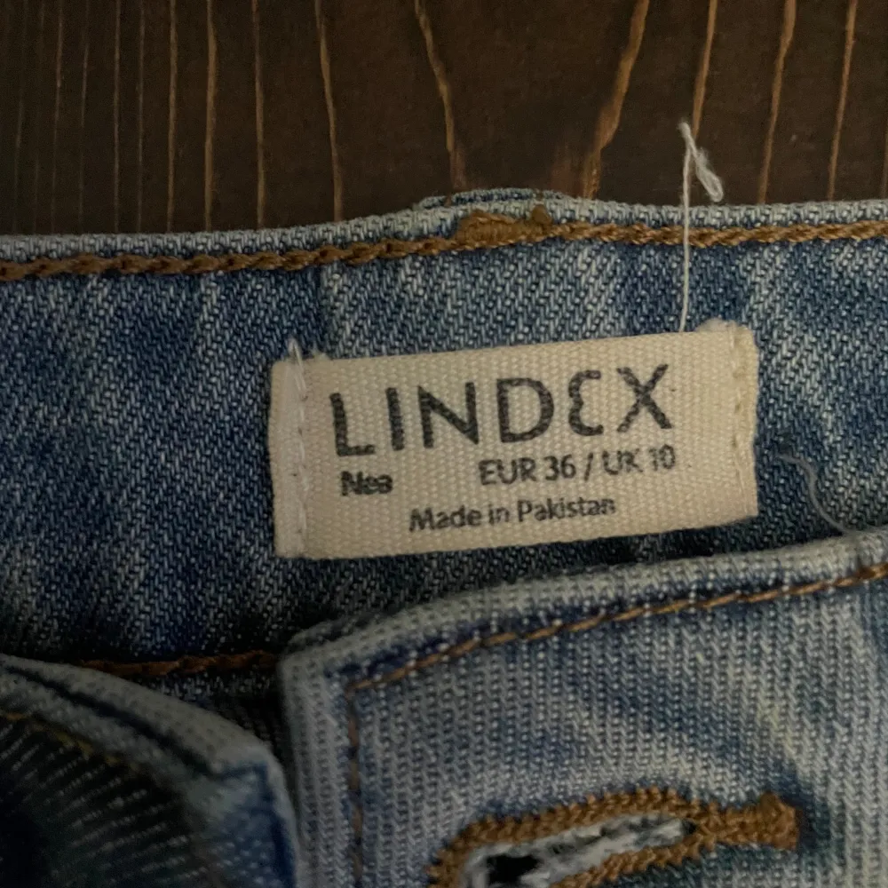 säljer mina ljusblåa jeans från lindex, dem har en lite fläck på baksidan men den syns knappast🩵. Jeans & Byxor.
