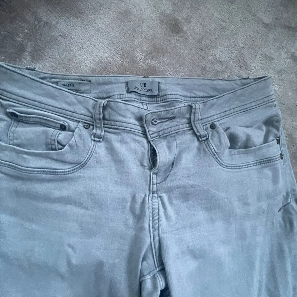 Säljer dessa lågmidjade gråa Ltb jeans som tyvärr inte kommer till användning längre då de har blivit för stora (det inga bilder på!)  De är i super bra skick o stretchiga  De är i storlek 28/36 Säljs på Zalando för 799kr. Jeans & Byxor.