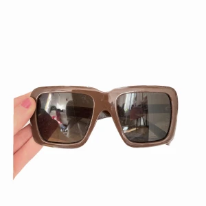 Solglasögon  - Helt nya, aldrig använda! Säljer de på bilden + ett till par ljusare bruna. En för 79 båda för 100💓