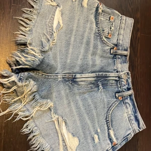Jeans shorts❤️ - Jätte fina jeans shorts från zara som tyvärr inte sitter som jag vill längre,använda men super skick💗kontakta mig om du har frågor 🥰