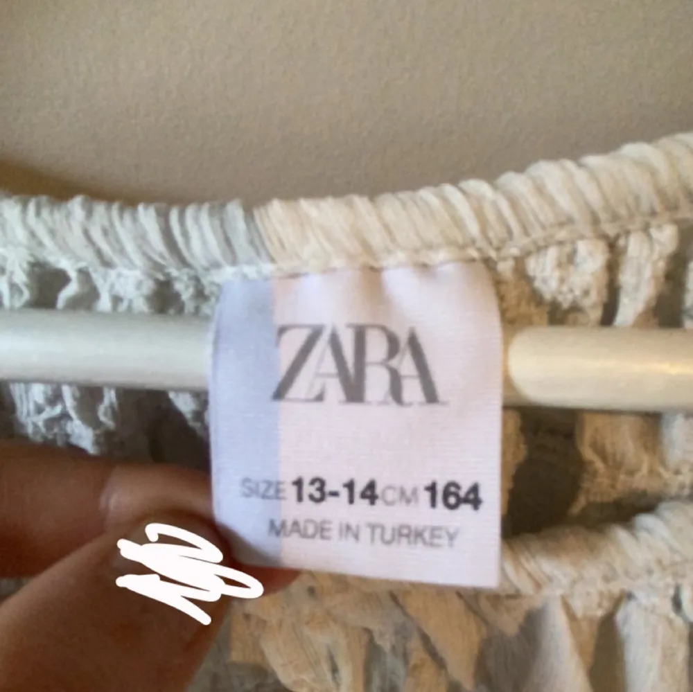Rensar min garderob - Säljer denna fina vita sommartopp ifrån zara, bra skick dock mindre än när jag köpte den pga tvättning! (Passar mig fortfarande, har xs) nypris 215kr. Toppar.