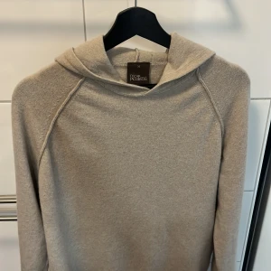  Oscar Jacobson hoodie - Skön hoodie i kasmir blandat med bomull. Inte använt mycket så väldigt bra sick. Ny pris 1499kr. Hör av er vid flera frågor 🙌