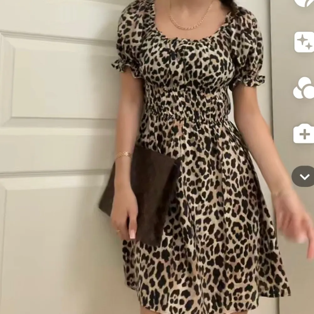 Super söt kort leopard klänning, använd 1 gång bara. Klänningar.