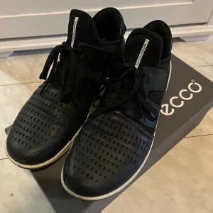 Black leather sneakers from Ecco - Size 38. Only worn a few times. 
