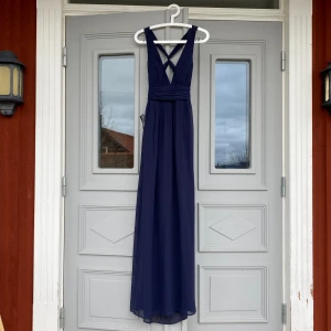 Långklänning  - Marinblå långklänning perfekt till bal eller liknande! Fin långklänning utan slits med korsad rygg. Insydda ilägg för brösten! 💙Aldrig använd, lappar kvar. Kom gärna med bud om priset ej passar! 💙💙