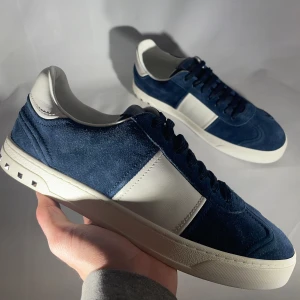 Valentino Flycrew - Säljer dessa sjukt feta Flycrews i storlek 42 | 10/10 Skick (TESTADE MAX 1 GÅNG) | Allt og följer med | 5200kr