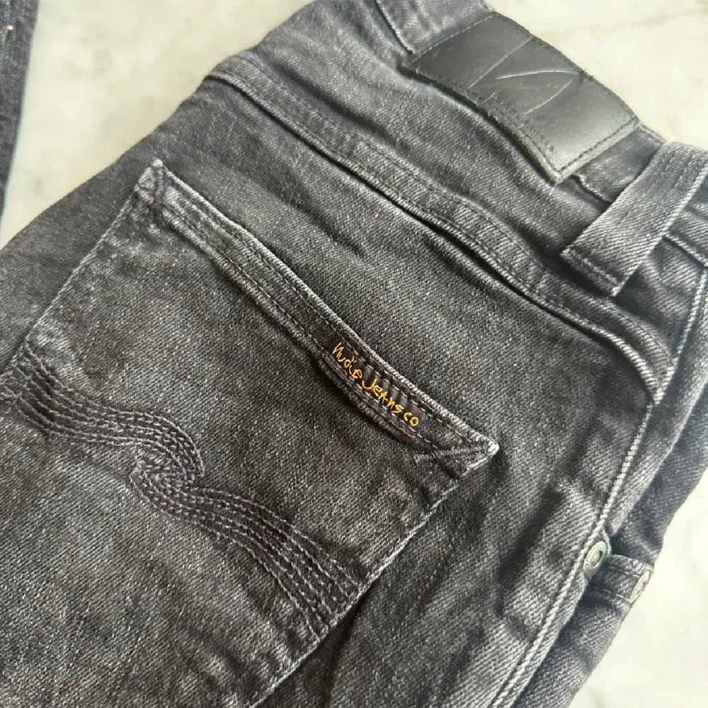 Säljer minna nudie jeans som blivit för små. De är i bra skick 8/10 och de är i stl W30 L32 men de passar som W28 L32. Modellen är grim Tim. Nypris 1400 mitt pris 300. Bara att höra av dig om du undrar något🙌. Jeans & Byxor.