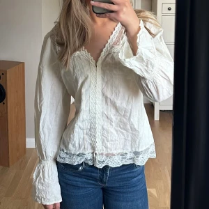 Vitblus spets - Superfin blus ifrån brooker i strlk 38 men sitter såhär på mig som vanligtvist har xxs-s🩷. Skriv dör fler bilder så löser jag det🫶🏼 Färgen är lite elfenbensvit ish🫶🏼🫶🏼