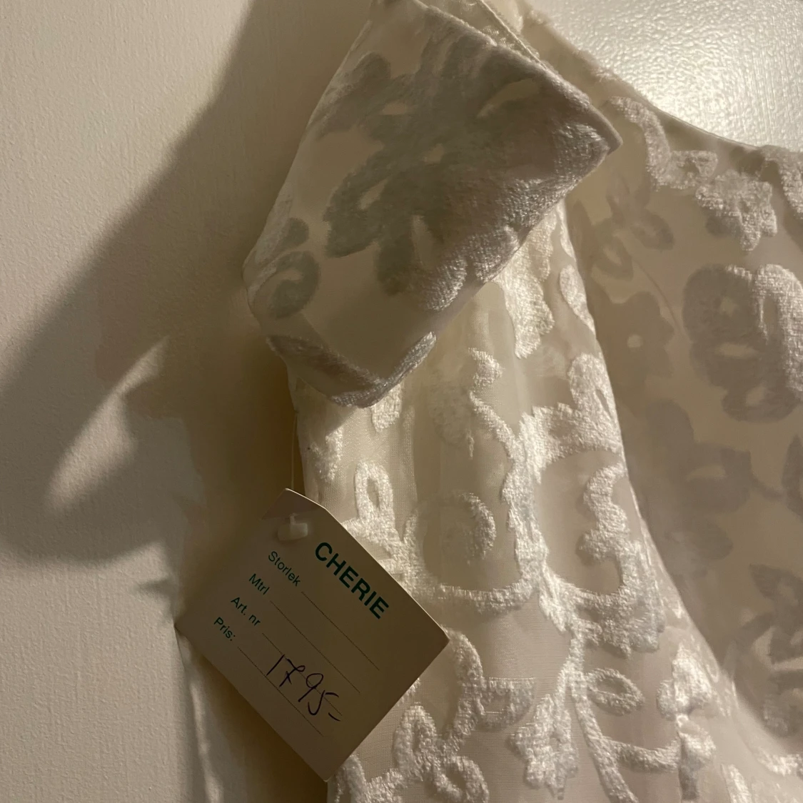 Oanvänd vit klänning  - 90