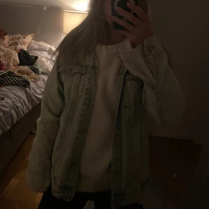 Oversized ljusblå jeansjacka  - Suuper snygg till en klänning i sommar!