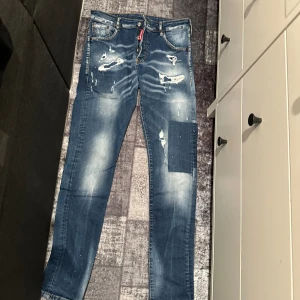 Blå DSquared2 Jeans! - Säljer DSquared2 Jeans. | Skick 6/10 | Passar längd 165-175cm | Nypris ligger i nuläget runt 5999kr. Äkta såklart, inget og medföljer.  Har du några frågor kontakta gärna!💯