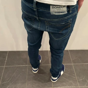 Dondup jeans  - Trendigaste jeansen på marknaden(Hej) säljer nu dessa sjukt snygga dondup jeansen perfekta till våren och sommaren Storlek=31 skick=7/10 ny pris=4000 sälj för 1000 finns hål 
