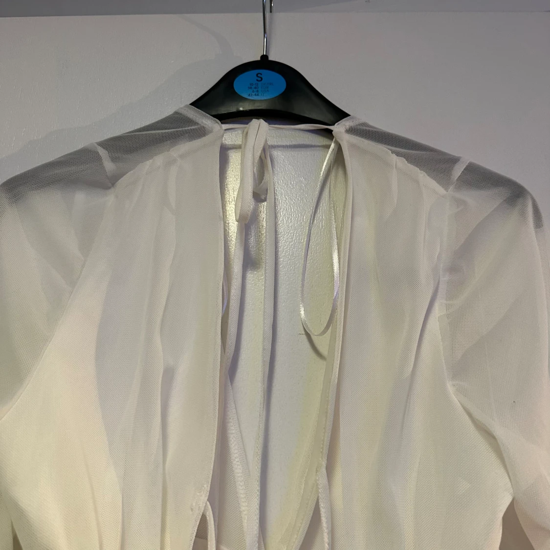 Vit oanvänd klänning - 92