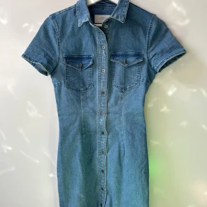 Jeans klänning - Super fin jeans klänning från veromoda. Storlek 34/36. Aldrig använd. Säljer för 200kr.