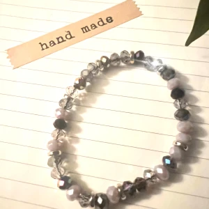 Armband  - Armband i lila och silver på gummitråd 