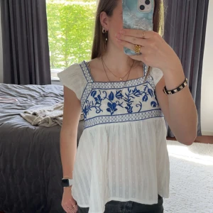 Supersöt blus  - Supersöt blå och vit blus! Nyskick 