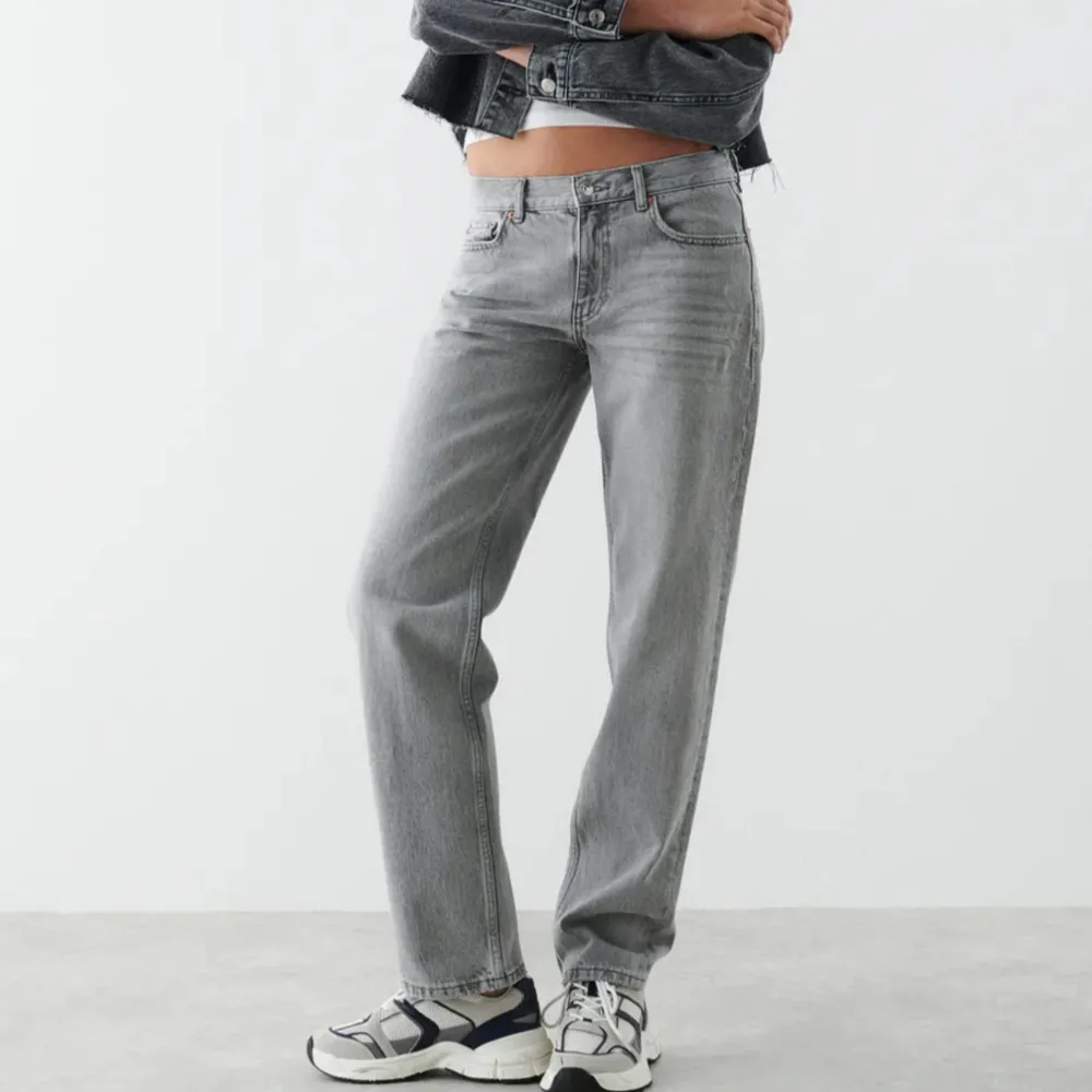 Low straight jeans från Gina Tricot som är helt slutsålda, 500kr nypris knappt använda🎀 strlk 36, skriv för frågor!!. Jeans & Byxor.