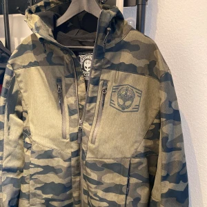 Grimfrost Storm Jacket - Knappt anvönd softshell jacka. Bra skick, knappt använd. Säljes då den blivit lite för stor för mig 😁. Fler bilder och storlekguide finns på Grimfrosts hemsida. 