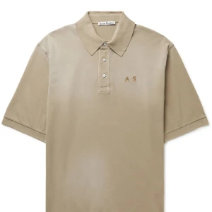 Acne studios piké, cold biege, NY! - Hej!   Säljer en Acne Studios T-shirt helt ny med tag kvar, aldrig använd.   Färgen är kall beige och är en storlek XS men extremt oversized och passar en XL på någon som är över 180, därav säljer jag den.  Mått: Armhåla-armhåla: 58cm Längd: 71cm  