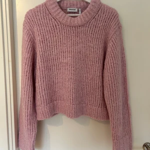Rosa stickad tröja från Weekday - Rosa stickad tröja från Weekday, sparsamt använd 🩷 Storlek: M