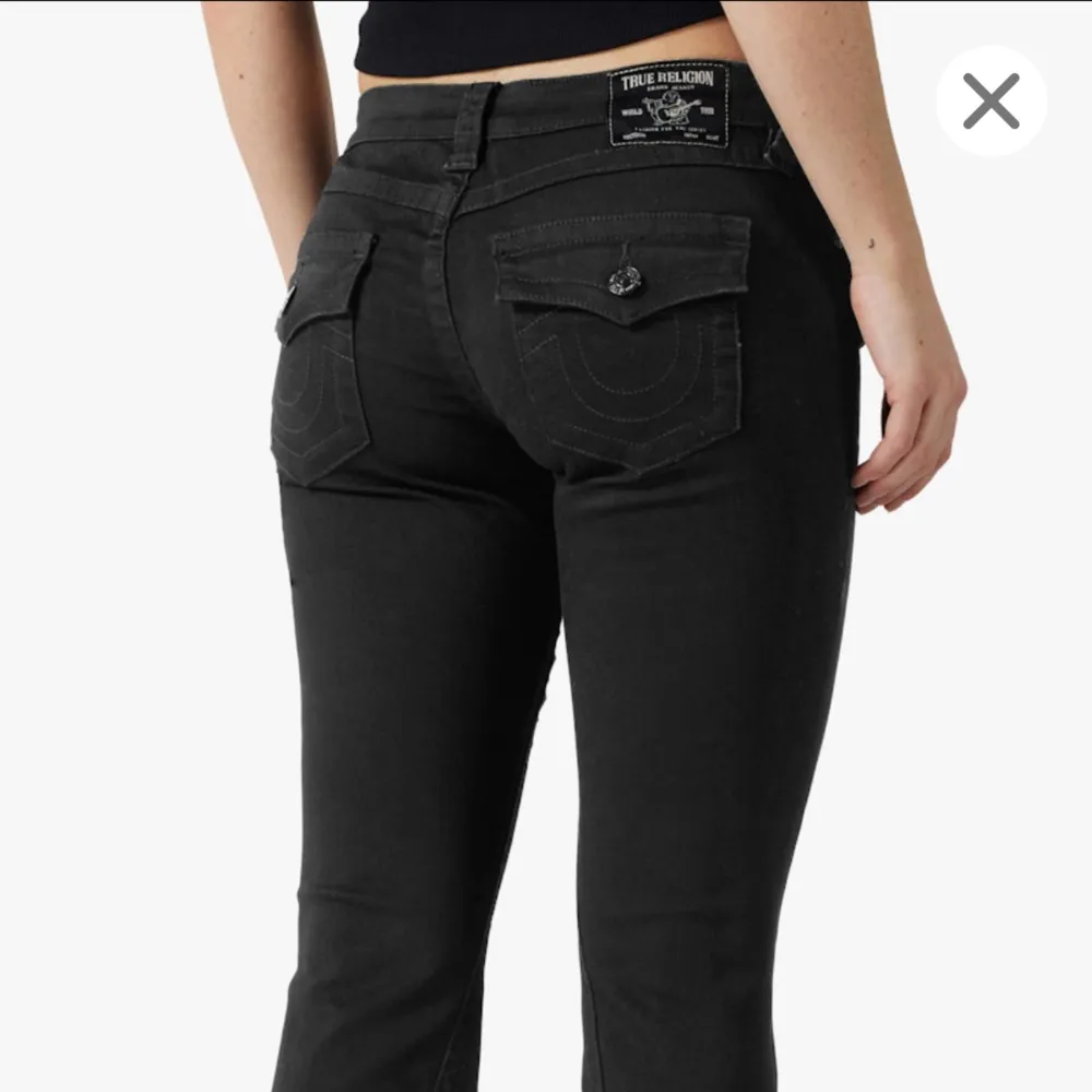 Helt oanvända svarta true religion jeans som är i topp skick. Skriv för fler frågor och bilder🥰 Nypris 1199.. Jeans & Byxor.