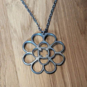 Halsband - Häftigt silverhalsband! Hänget är ca 5 cm brett och kedjan 60 cm lång.