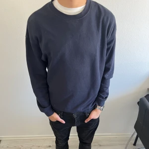 Blå Jack & Jones Tröja - En helt blå tröja med ingen tryck på, skick 7/10 ( priset kan sänkas vid snabb affär )