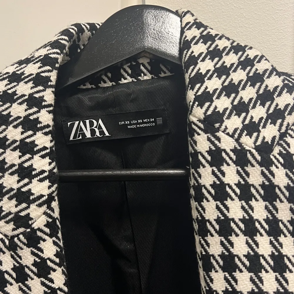 Helt ny oanvänd kavaj/blazer från Zara med prislappar kvar. Superfin i materialet och kan användas som ytterjacka.. Kostymer.