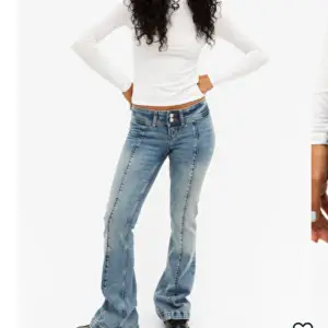Säljer dessa helt slutsålda Monki jeans i nyskick! Så snygga, säljer då jag har ett par liknande. Jag är 169 cm och bär strl 36, dessa går lite nedanför hälen på mig för referens. Nypris: 499 kr. Skriv för mer info!💕