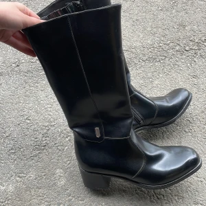 Svarta fin stövlar  - Fina stövlar i storlek 39  Nästan aldrig använda  Ej slitna under  Nypris 599   