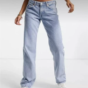 Mid waist jeans - 2 Arrow jeans från weekday   Endast använda få gånger Storlek: 24/30 på bägge 💙🩵🩶 400kr för bägge  TRYCK EJ PÅ KÖP NU UTAN LÄGG PRISFÖRSLAG‼️‼️