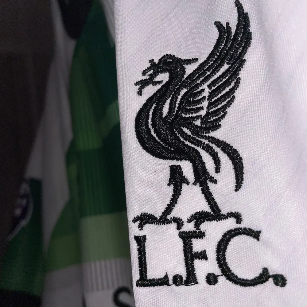 En minnesvärd tröja från tränare Jürgen Klopps sista säsong i Liverpool FC. Trotjänare Mohamed Salah på ryggen. Helt ny. Sport & träning.