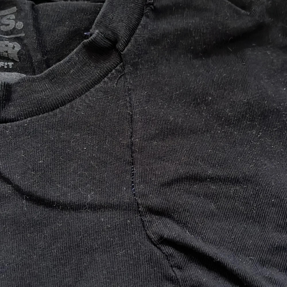 Tja! Säljer en riktigt snygg t-shirt från märket trasher! Inköpt på vansbutiken för 500kr i Göteborg förra året. 🙌Skönt material och fina detaljer! Färg: röd, svart och lite vit. Obs! En liten lagning vid halsen (se bild 3). True to size. Mvh 😁. T-shirts.