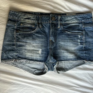 Jeansshorts - G-star raw jeans shorts i storlek 27. Köpta på sellpy med prislapp kvar och aldrig använda pågrund av att de va för små. Mycket bra skick.
