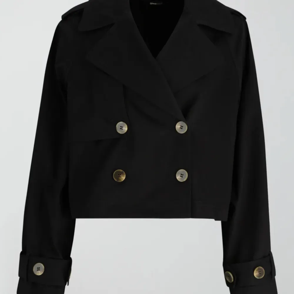 Säljer nu min jättesnygga trenchcoat från gina som är helt slutsåld i xxs och xs, storlek xxs men passar xxs-s. Nypris 599kr mitt pris 399.. Takit.