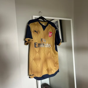 Arsenal fotbollströja😁 - Riktigt fräsch fotbollströja från puma Arsenal tröja i storlek L Fint skick😁 Hör av dig vid minsta möjliga fråga  Mvh vi på galendrip 