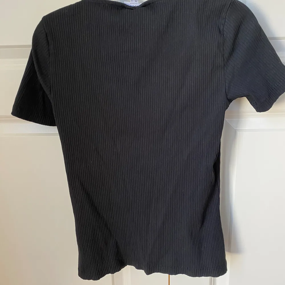 Svart t-shirt från Vero Moda i storlek S, passar även Xs Använd men i bra skick, inga defekter. Toppar.