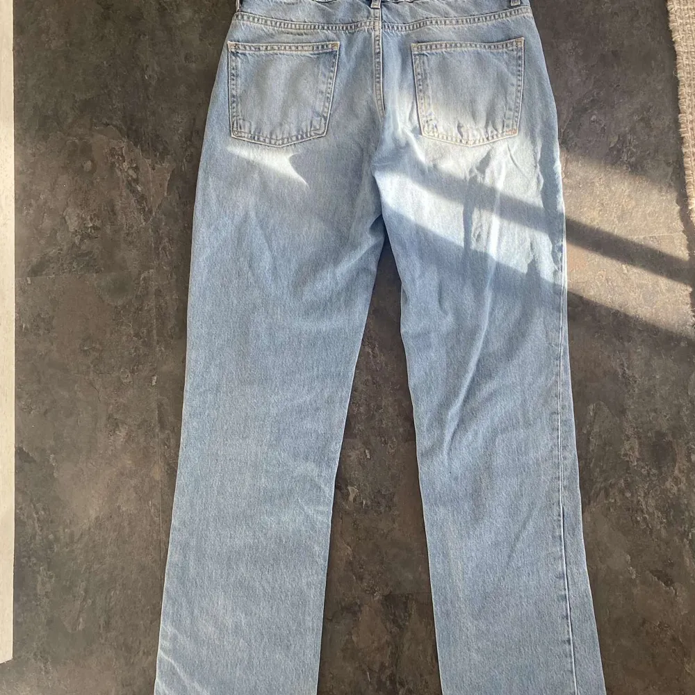 Säljer dessa lågmidjade jeans från Lager 157. Dom är använda men i bra skick, dom är lite slitna längst ner med det är inget man tänker på. Köpa för 400kr💕. Jeans & Byxor.