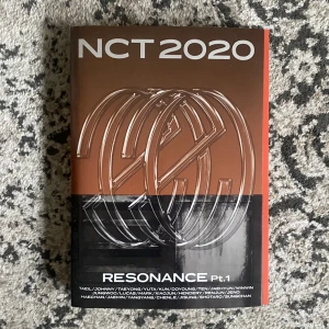 KPOP ALBUM NCT  - Säljer denna album från NCT!! Allt är i bra skick. Albumet inkluderar allt (photocards, lyrics poster, m.m). 