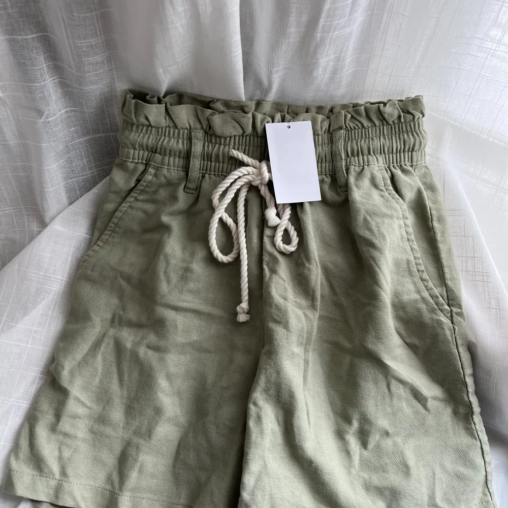 Gröna linneliknande shorts i jättefin grön färg nu till sommaren. Helt oanvända med prislapp kvar. Köpta på hm🤍. Shorts.