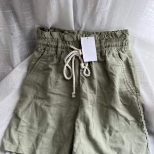 Gröna linneliknande shorts i jättefin grön färg nu till sommaren. Helt oanvända med prislapp kvar. Köpta på hm🤍