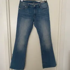 Ett par super fina CROCKER jeans som jag tyvärr inte kan ha. De är i storlek 30/32. Modellen PEP! BOOT. Lågmidjade och utsvängda. Blivit lite slitna i sömnen vid skrevet.