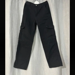 Cargo jeans  - Jag säljer dessa cargo jeans som är använda ett par gånger men som är i väldigt bra skick.